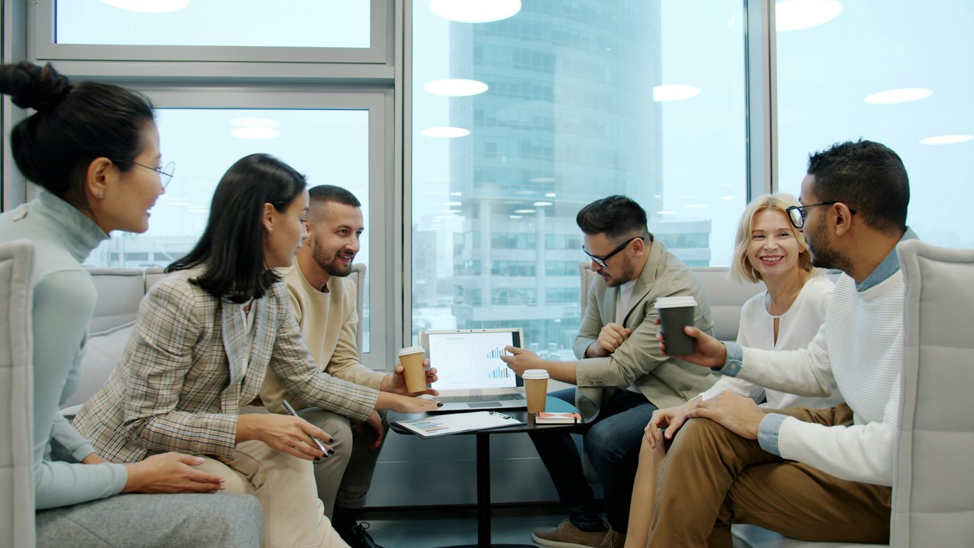 Réunion d'entrepreneurs dans un club d'affaires