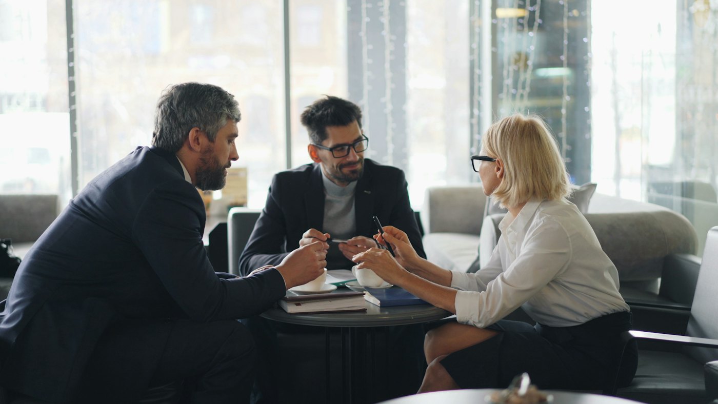 Entrepreneurs échangeant lors d'une réunion