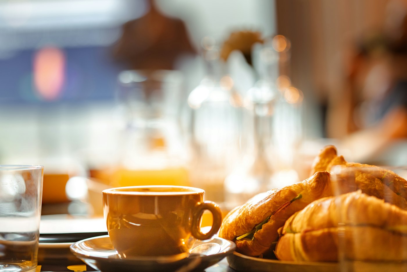 Croissants et café d'un petit-déjeuner d'affaires