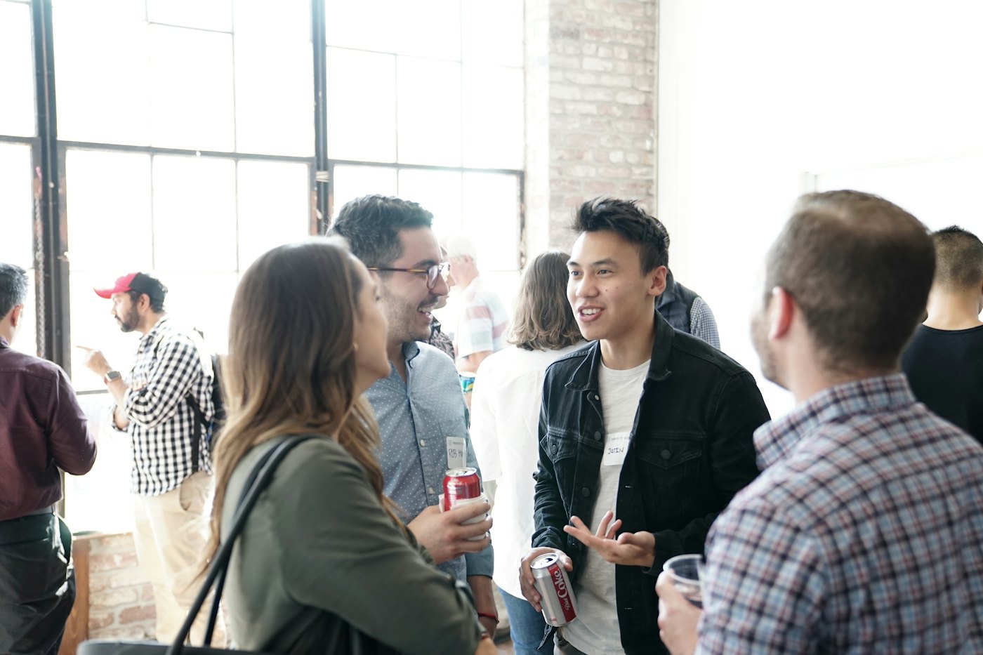 Entrepreneurs échangeant lors d'une rencontre de réseau d'affaires