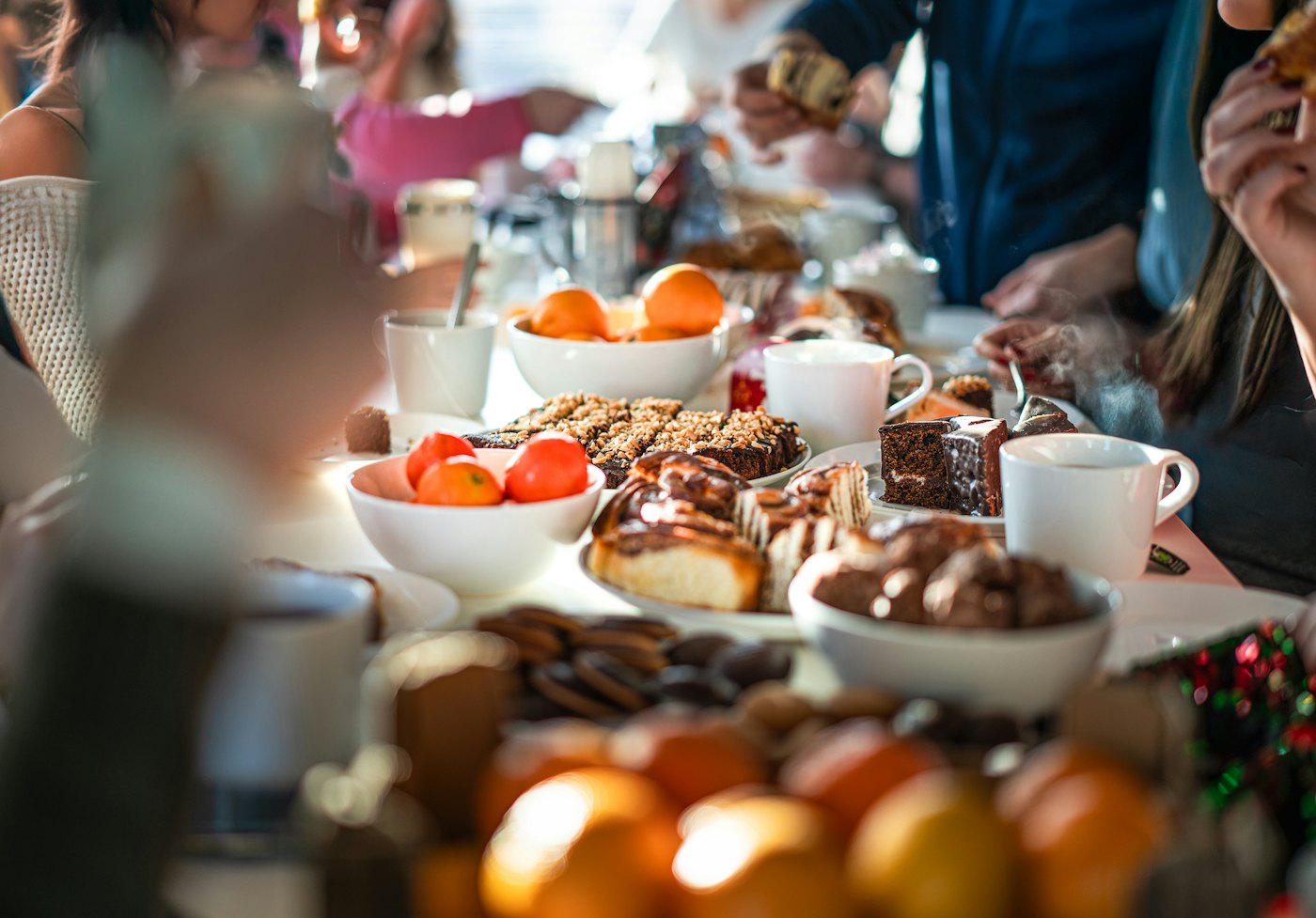 Groupe d'entrepreneurs autour d'une table lors d'une matinale