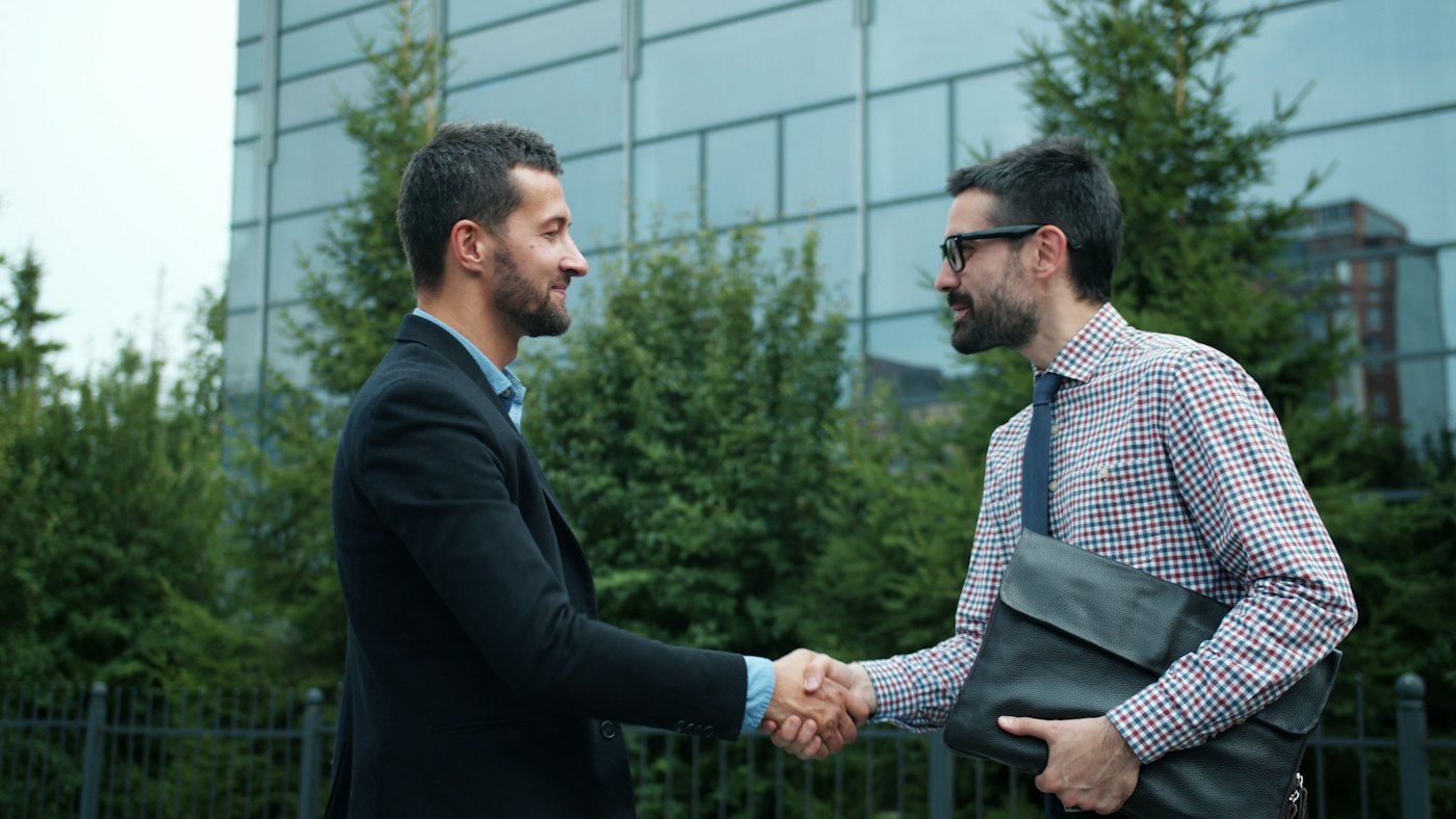 Deux entrepreneurs se serrant la main après une recommandation d'affaires
